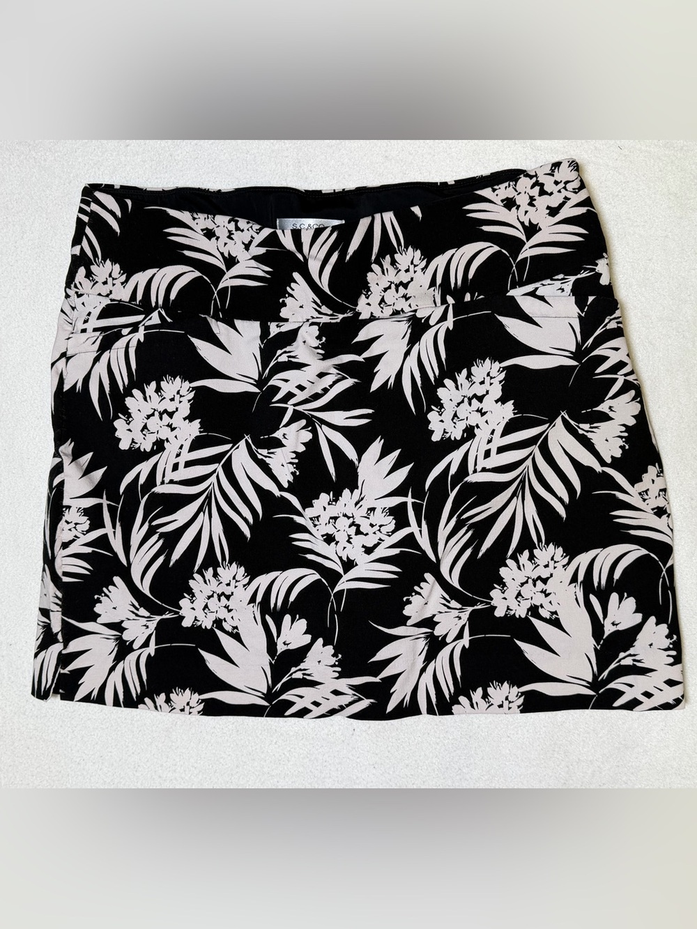 S.C. & Co. Women’s Black & White Floral Tummy Control Skort - Size XXL
